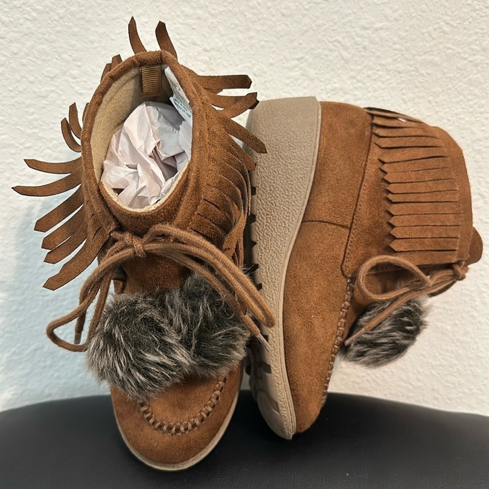 CRAZY 8 FAUX FUR POM POM MOCCASINS GUC SZ 1 SCHOOL EVERYDAY